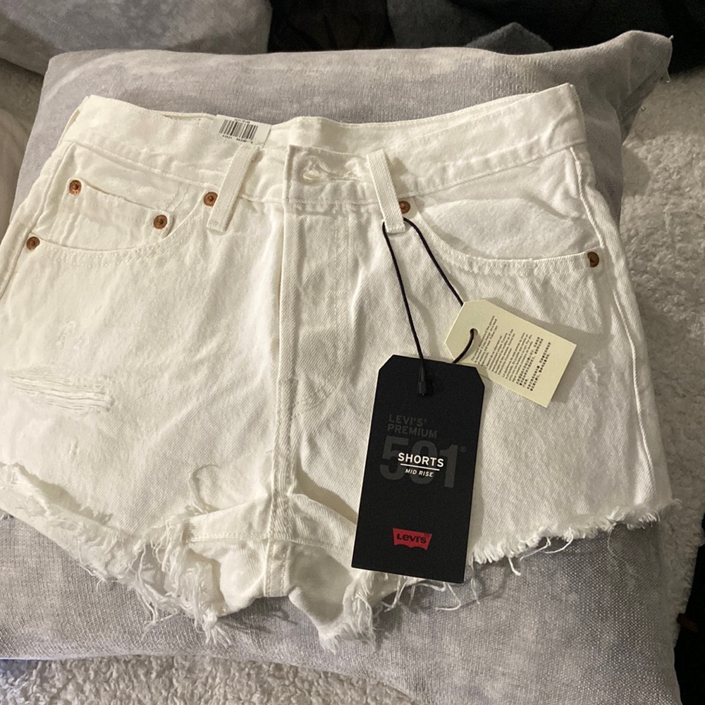 White Levi’s 501 shorts mid rise